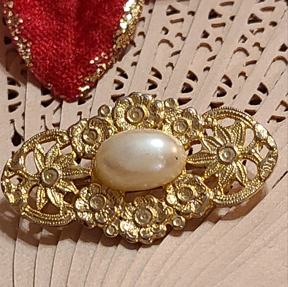 Unique Vintage Gold and Cream Brooch